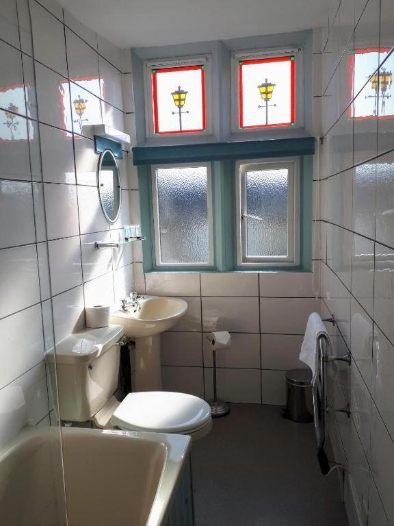 Oyo No 3 Hotel Bath Buitenkant foto