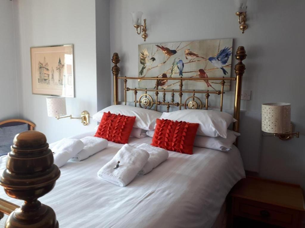 Oyo No 3 Hotel Bath Buitenkant foto